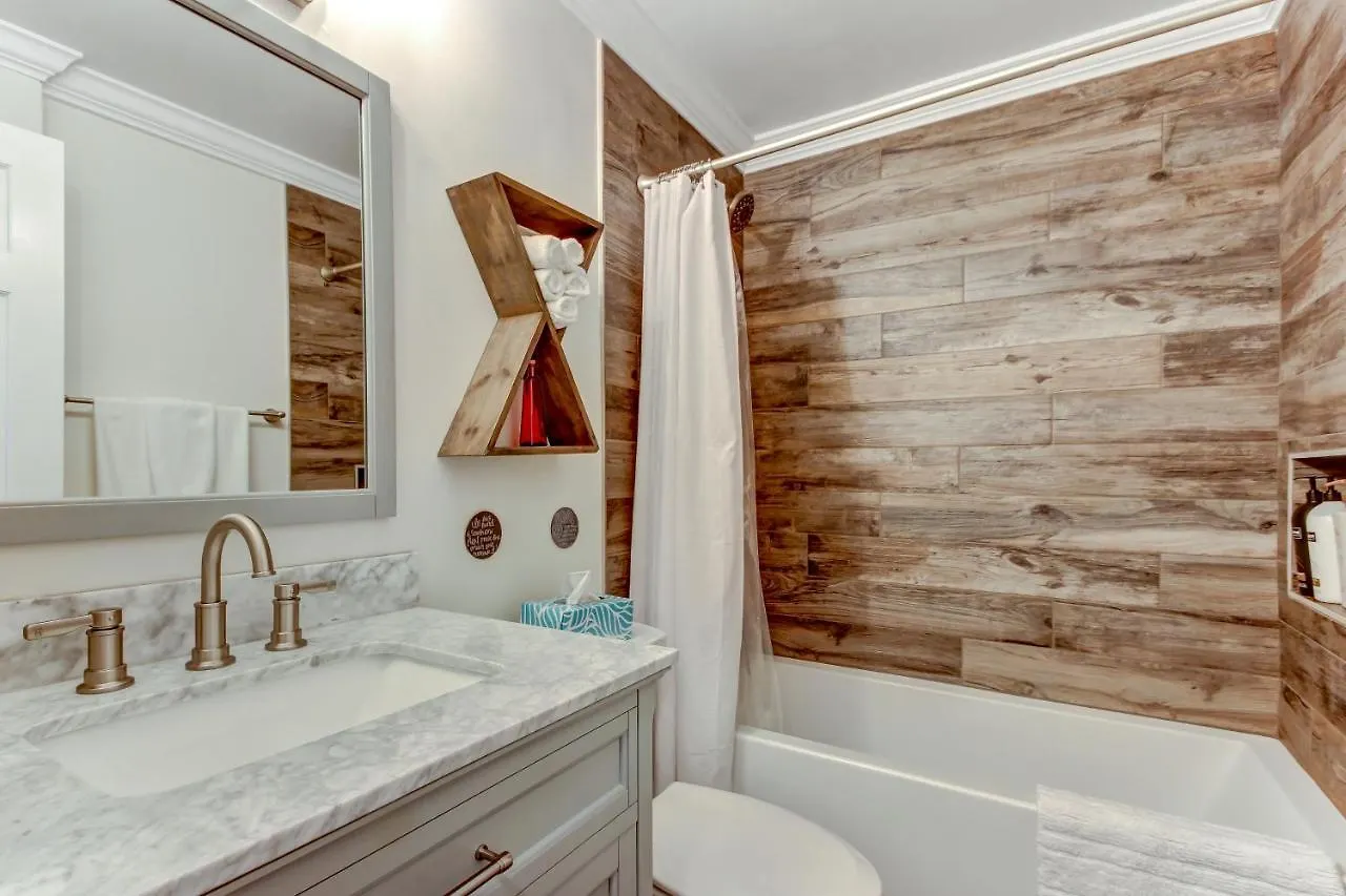 Vibrant, Colorful Condo Building With Backyard Firepit And Games Σαβάνα