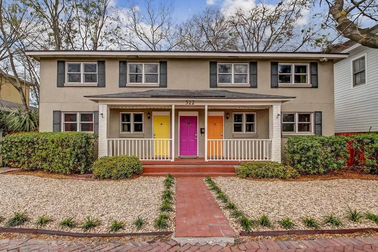 Vibrant, Colorful Condo Building With Backyard Firepit And Games Σαβάνα Διαμέρισμα