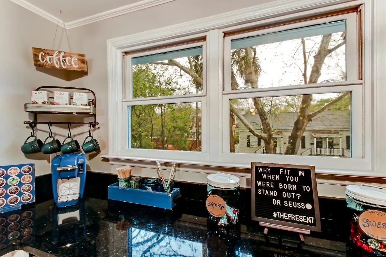 Vibrant, Colorful Condo Building With Backyard Firepit And Games Σαβάνα Διαμέρισμα