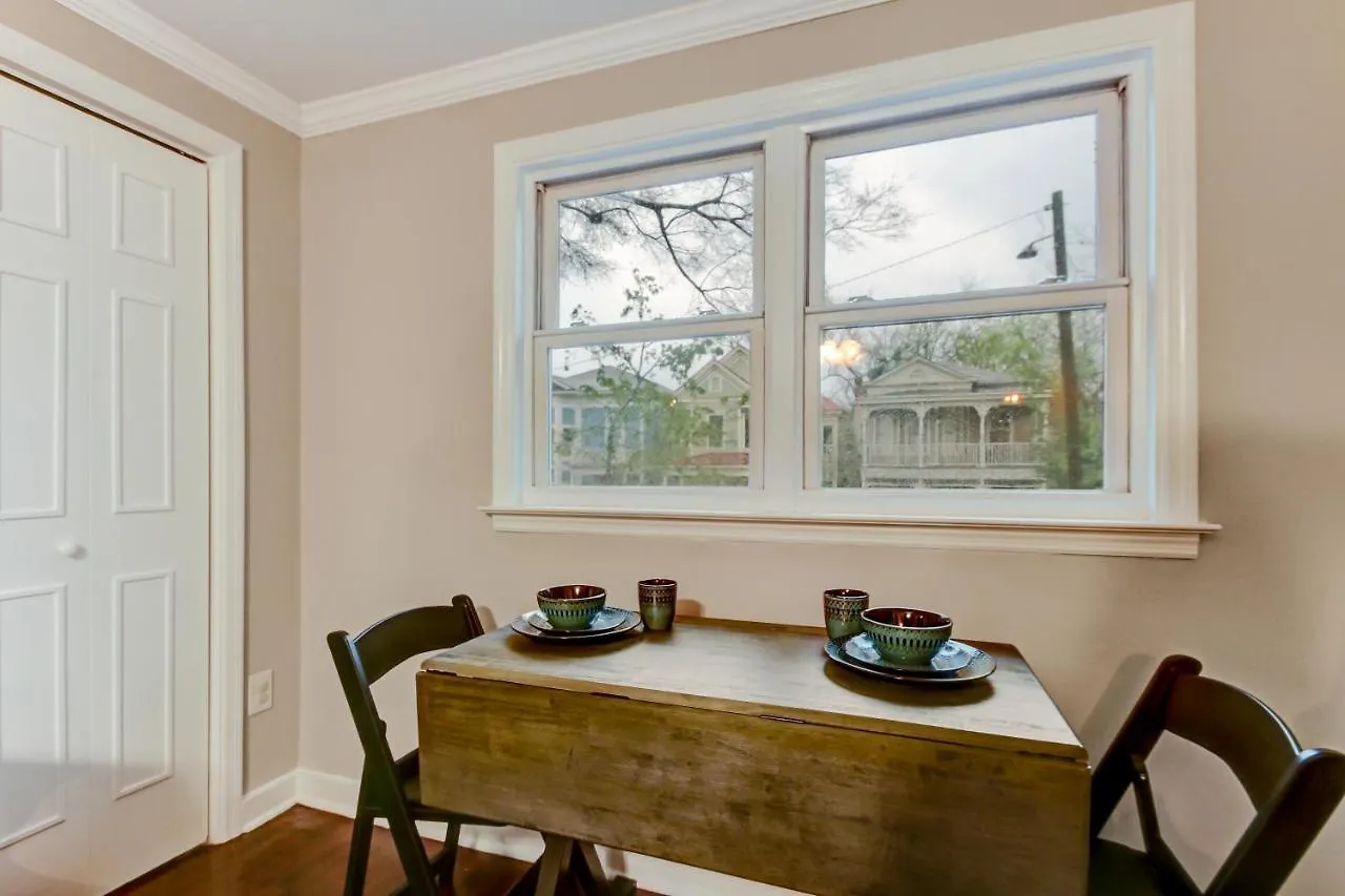 Vibrant, Colorful Condo Building With Backyard Firepit And Games Σαβάνα