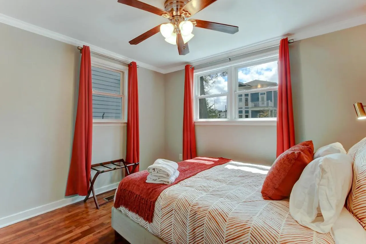 Vibrant, Colorful Condo Building With Backyard Firepit And Games Σαβάνα 0*,
