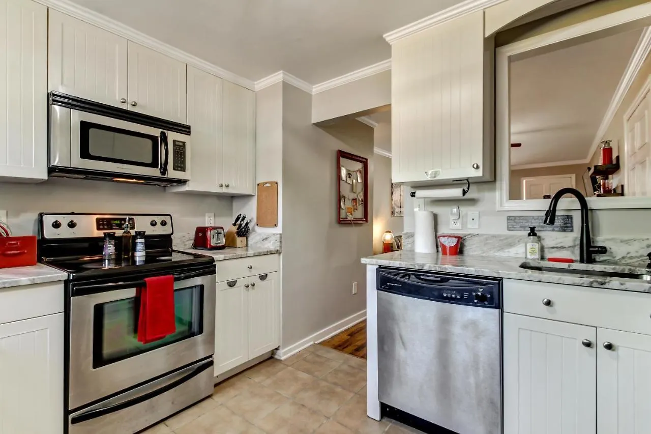 Vibrant, Colorful Condo Building With Backyard Firepit And Games Σαβάνα Διαμέρισμα