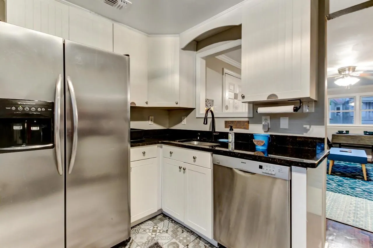 Vibrant, Colorful Condo Building With Backyard Firepit And Games Σαβάνα