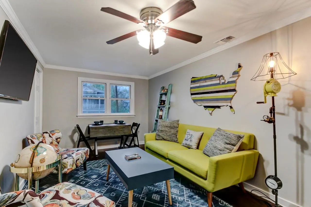 Vibrant, Colorful Condo Building With Backyard Firepit And Games Σαβάνα 0*,