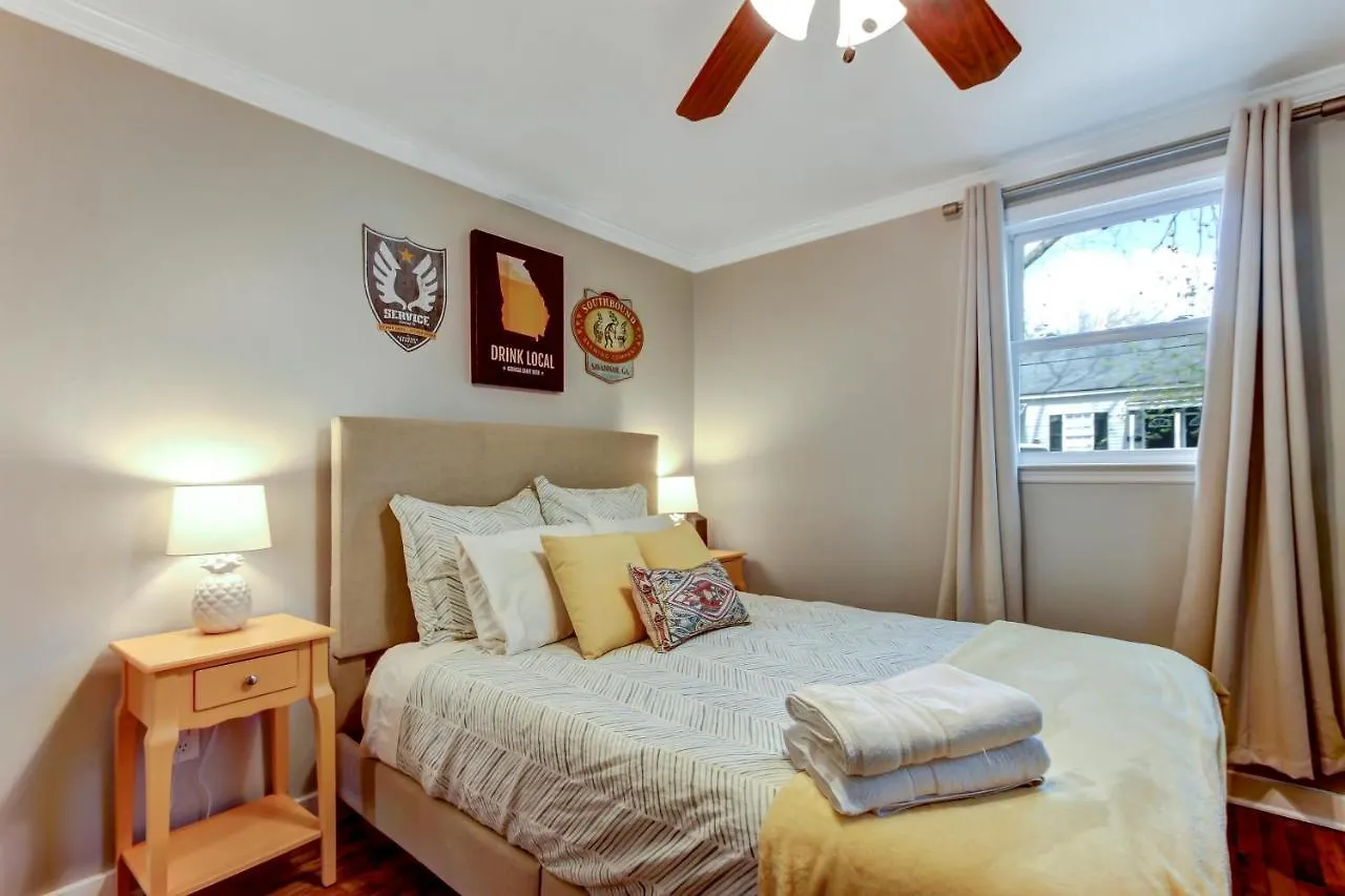 Vibrant, Colorful Condo Building With Backyard Firepit And Games Σαβάνα Διαμέρισμα