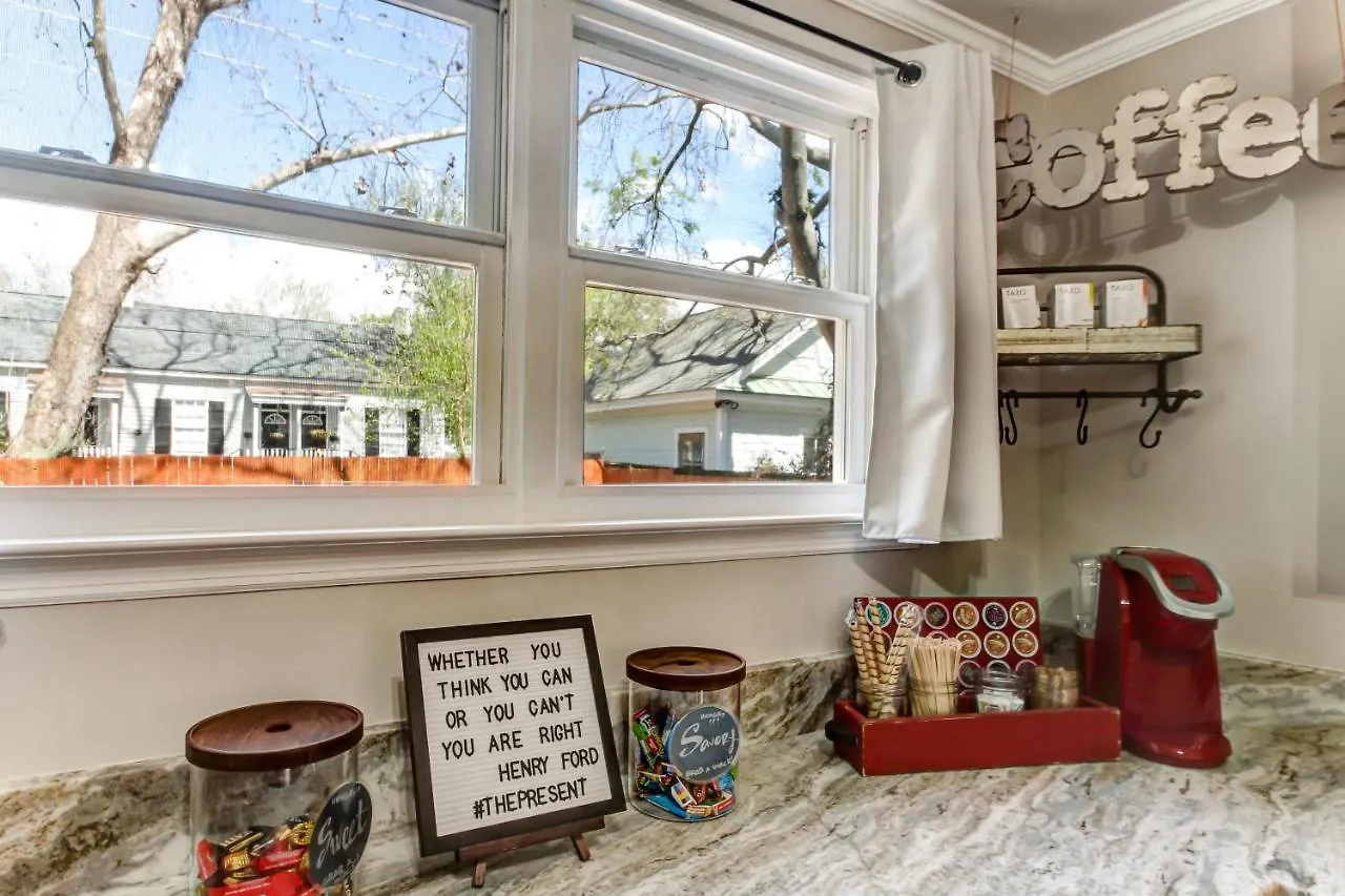 Vibrant, Colorful Condo Building With Backyard Firepit And Games Σαβάνα