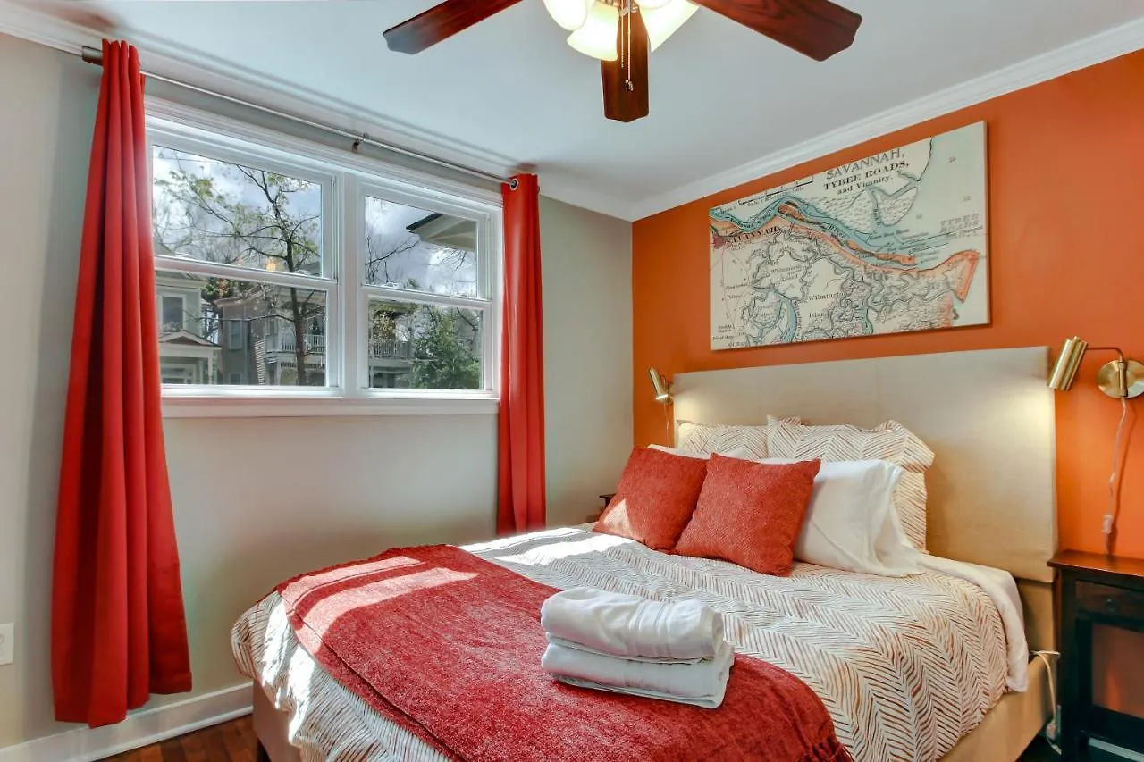 Vibrant, Colorful Condo Building With Backyard Firepit And Games Σαβάνα Διαμέρισμα