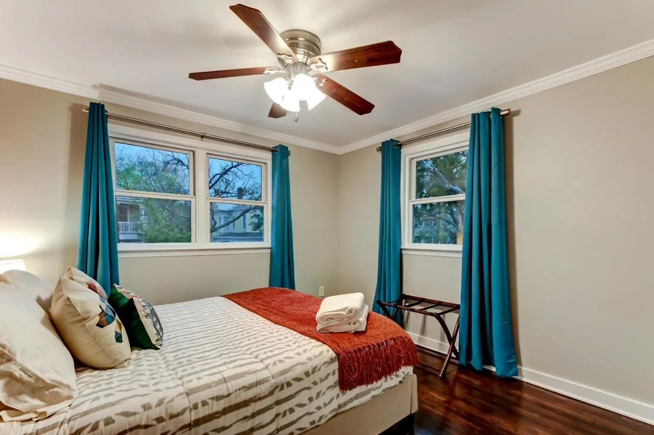 Διαμέρισμα Vibrant, Colorful Condo Building With Backyard Firepit And Games Σαβάνα Ηνωμένες Πολιτείες της Αμερικής