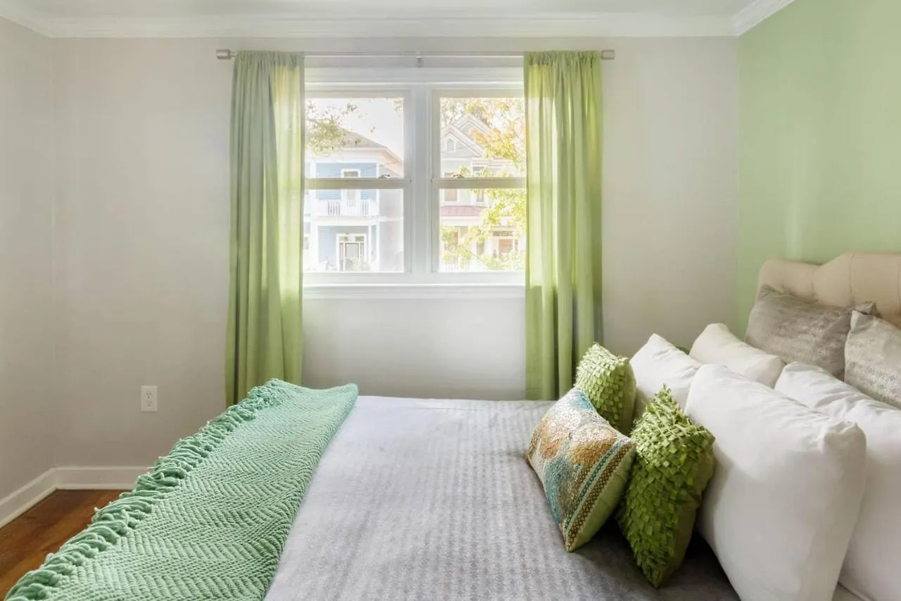 Vibrant, Colorful Condo Building With Backyard Firepit And Games Σαβάνα