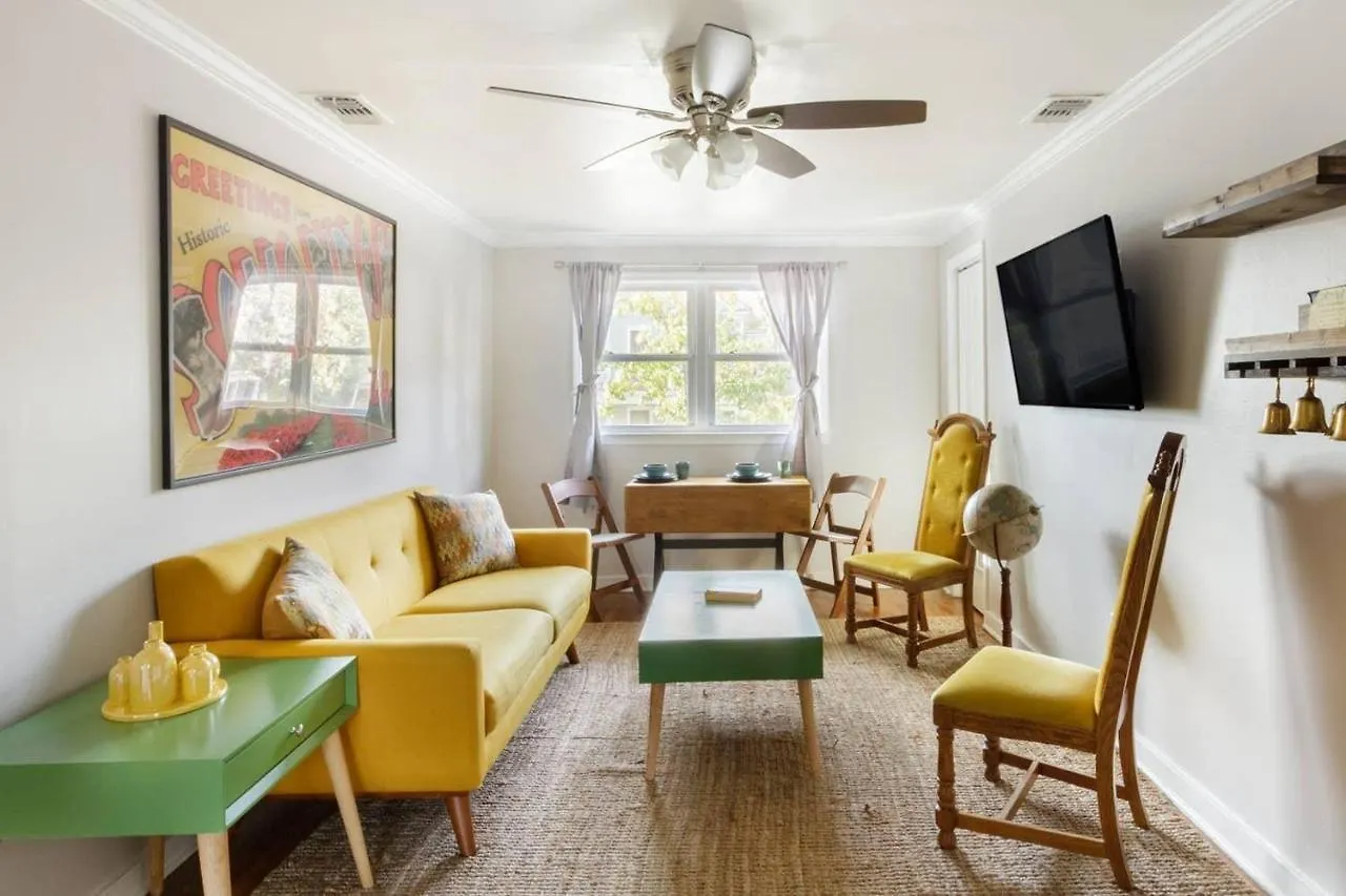 Vibrant, Colorful Condo Building With Backyard Firepit And Games Σαβάνα