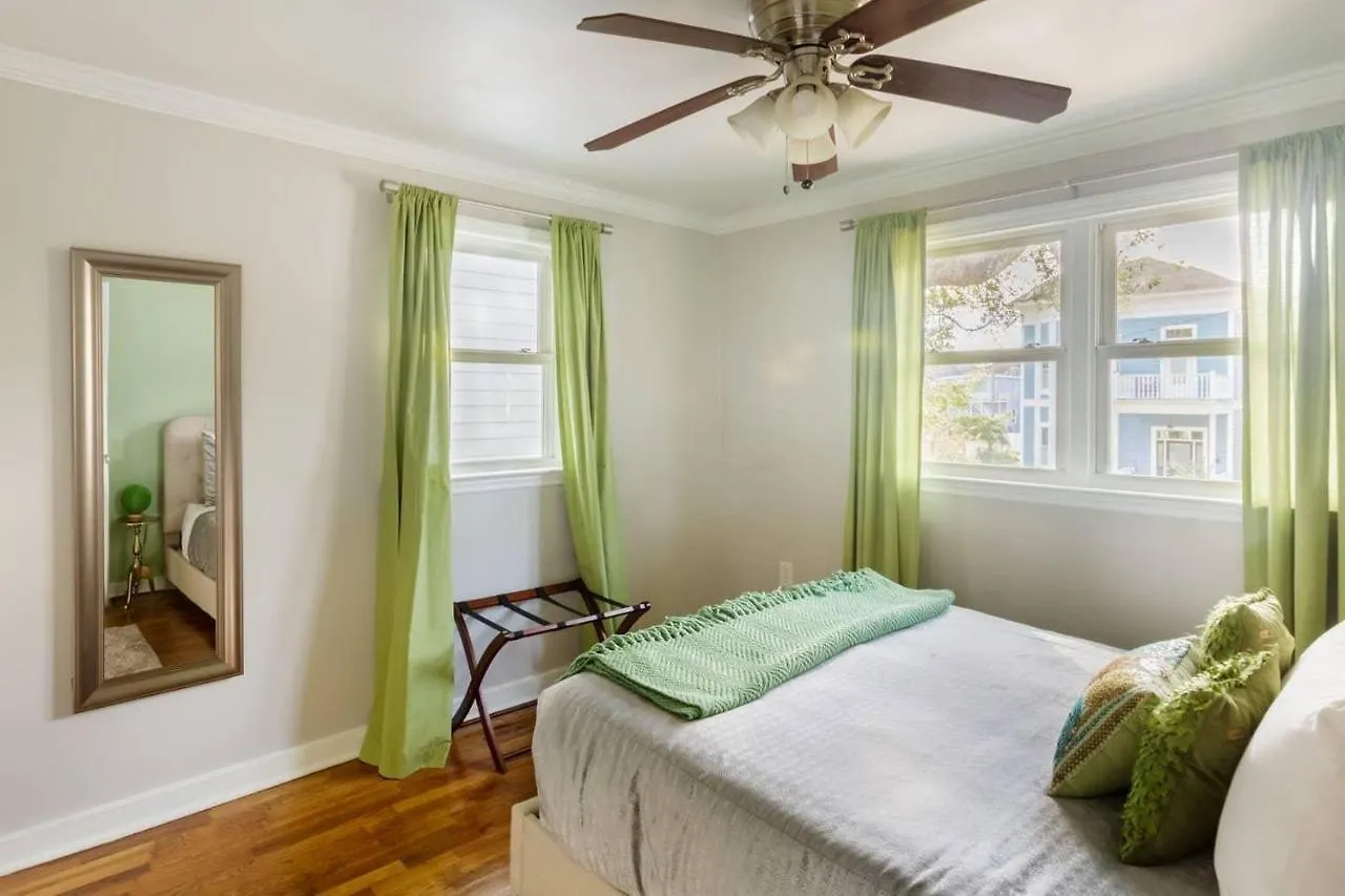 Vibrant, Colorful Condo Building With Backyard Firepit And Games Σαβάνα