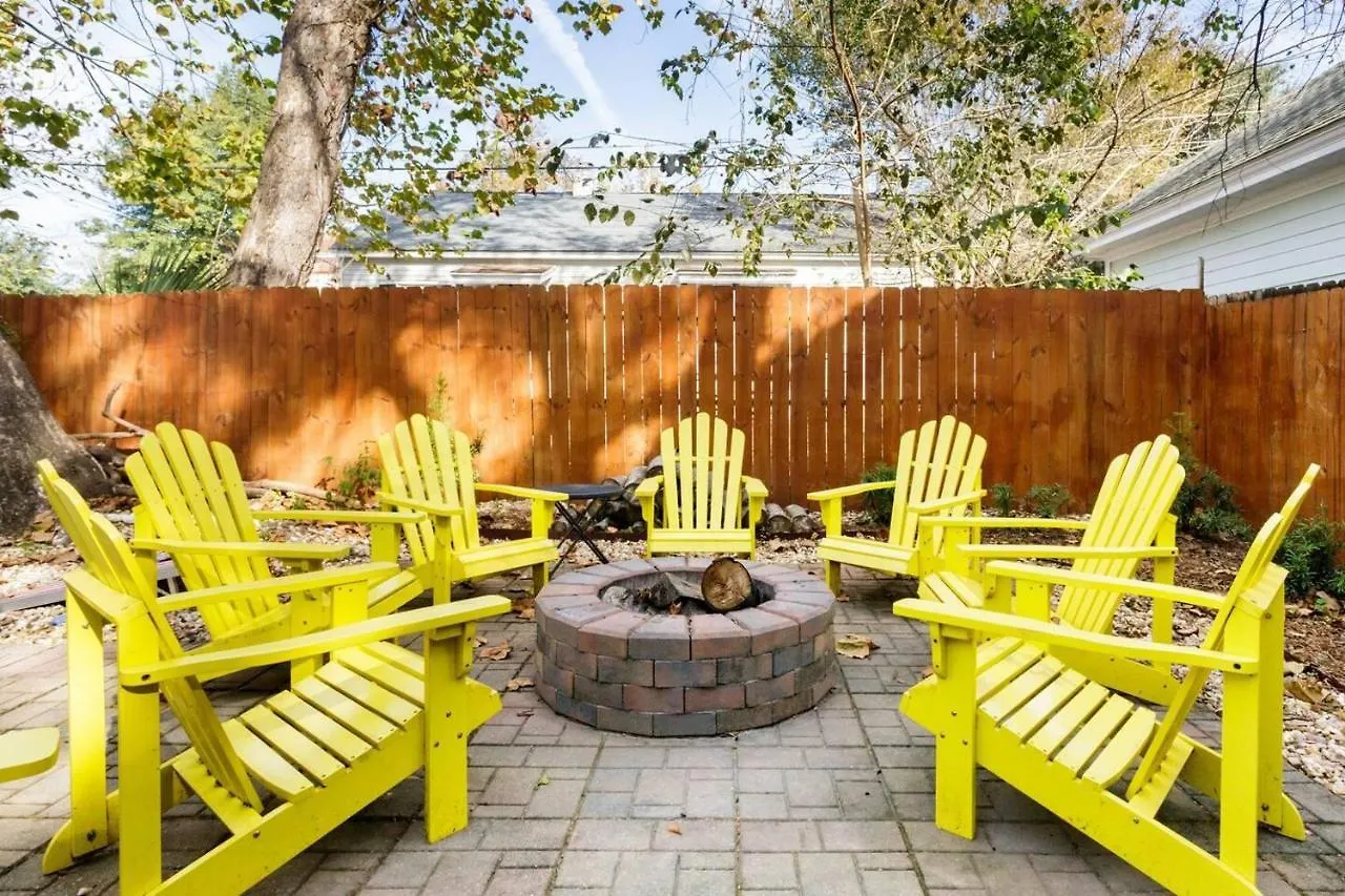 Vibrant, Colorful Condo Building With Backyard Firepit And Games Σαβάνα