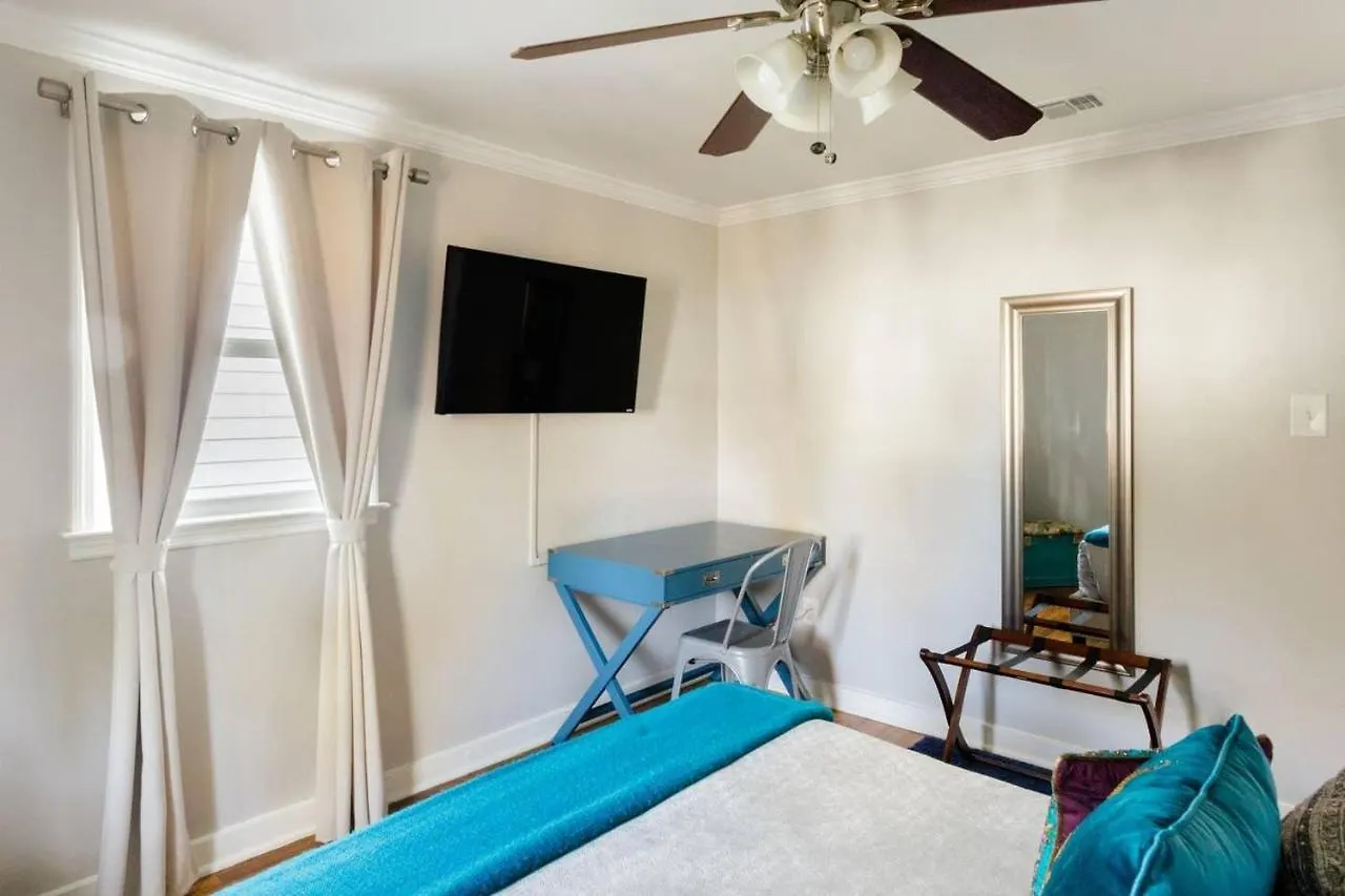 Vibrant, Colorful Condo Building With Backyard Firepit And Games Σαβάνα 0*,