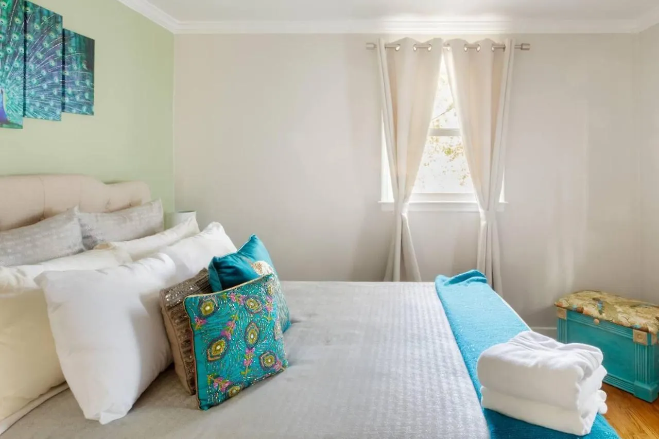 Διαμέρισμα Vibrant, Colorful Condo Building With Backyard Firepit And Games Σαβάνα Ηνωμένες Πολιτείες της Αμερικής
